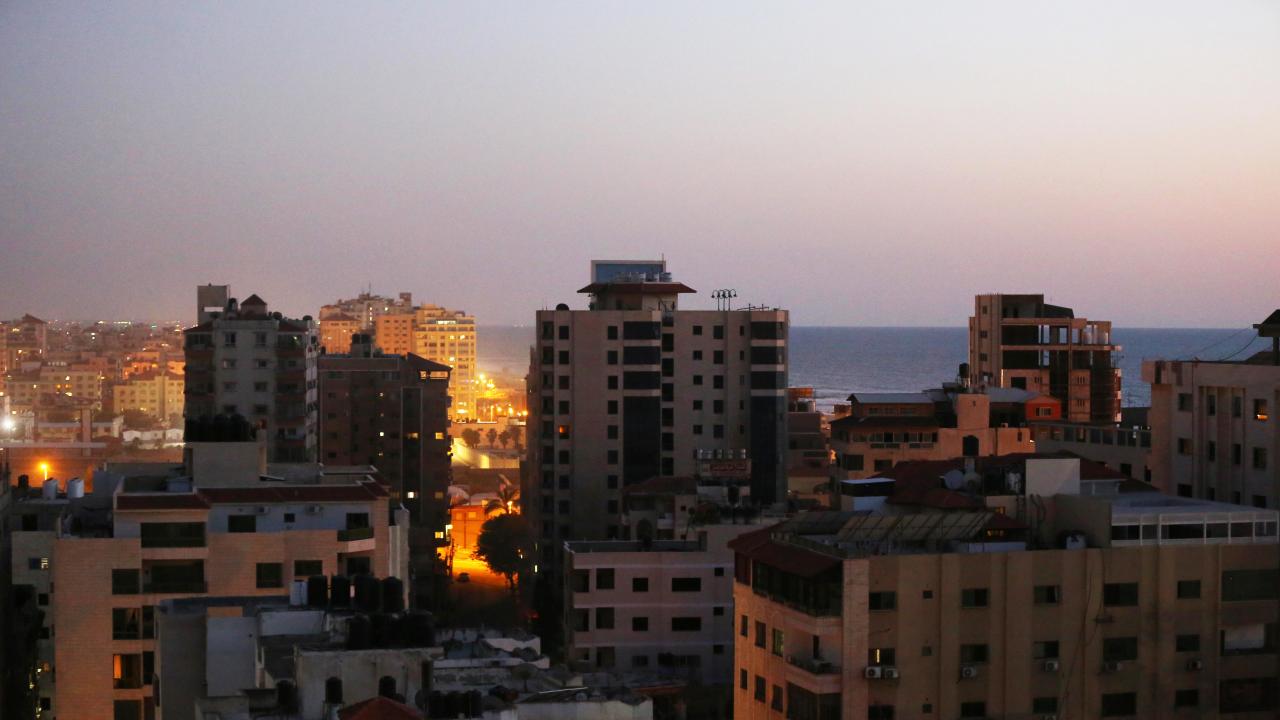 İsrail, Gazze'nin batısında bulunan 12 katlı Hanadi Kulesi'ni hava saldırısıyla yerle bir etti.