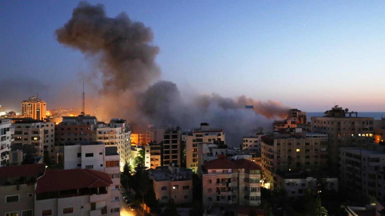 İsrail, Gazze'nin batısında bulunan 12 katlı Hanadi Kulesi'ni hava saldırısıyla yerle bir etti.