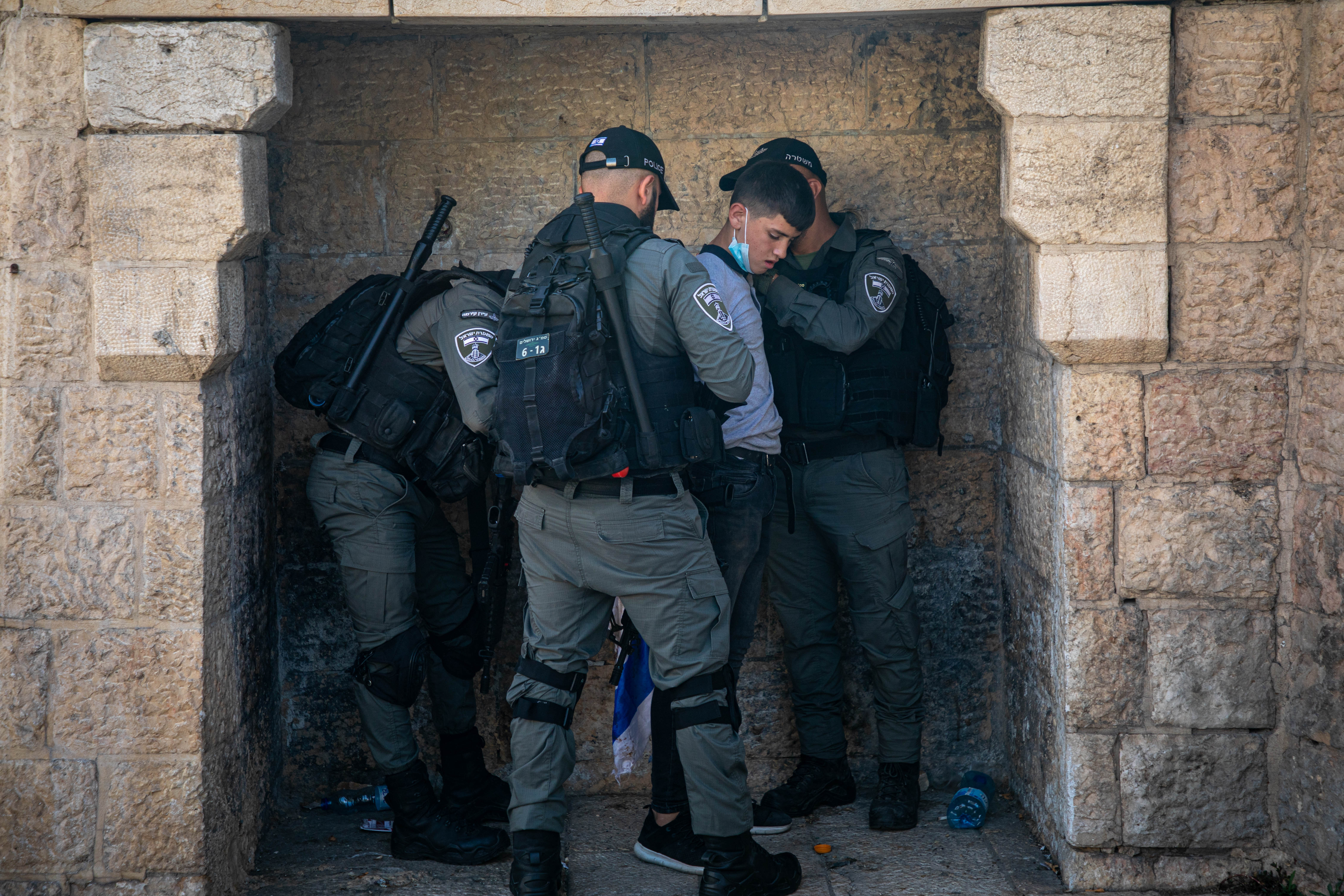 İsrail polisi, aşırı sağcı milletvekiline tepki gösteren Filistinlilere saldırdı