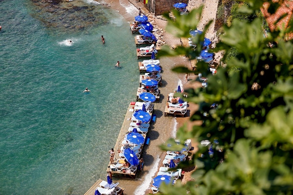 Covid-19 vakalarının düşmesi ve aşılamanın artması turizmi hareketlendirdi - 1