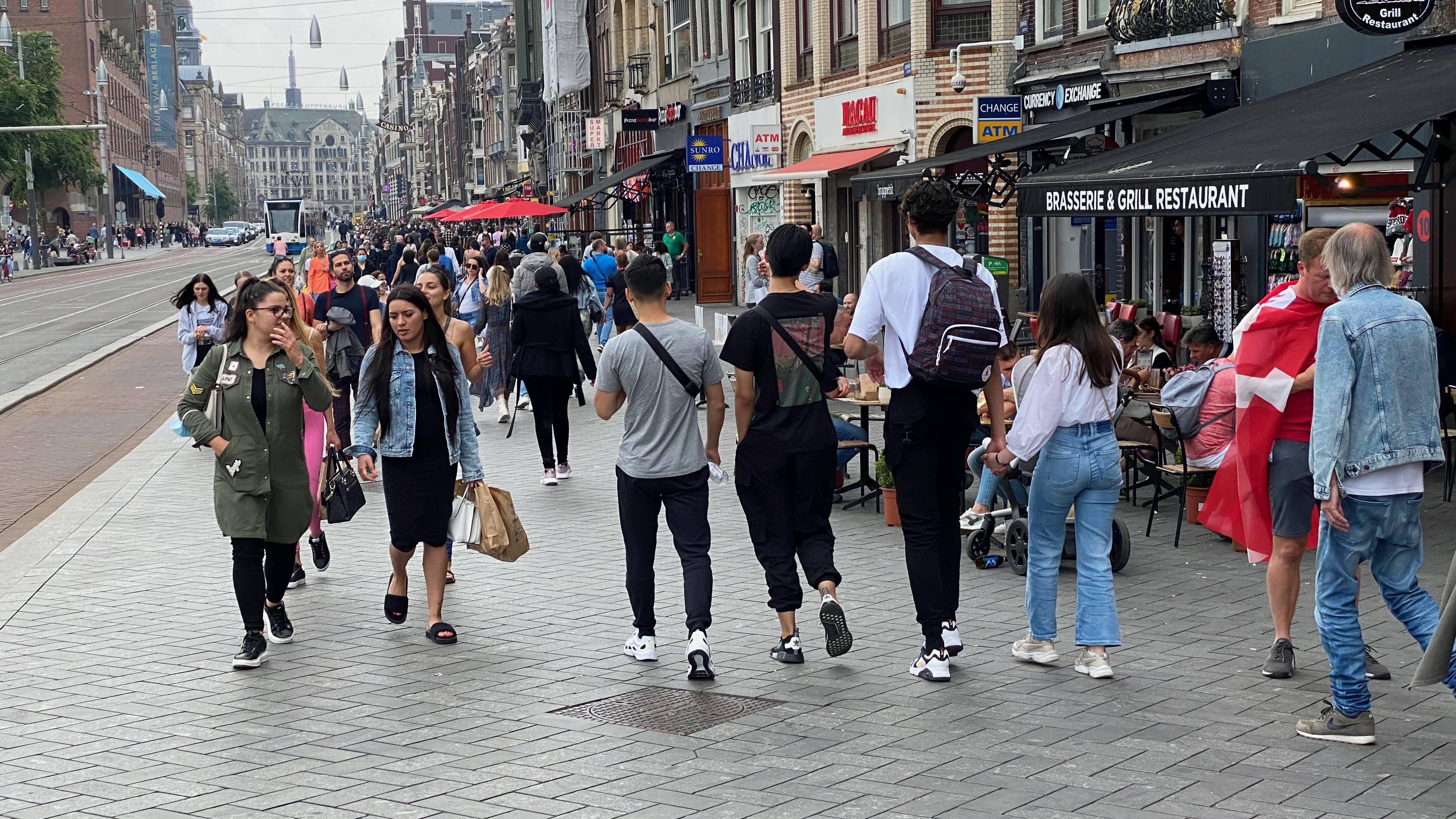 Hollanda'da maske zorunluluğu kalktı - 4