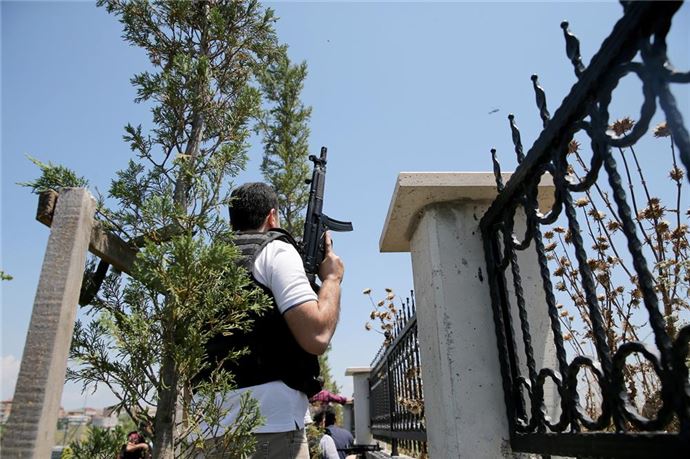 İstanbul'da çatışma: 1 polis şehit oldu - 2