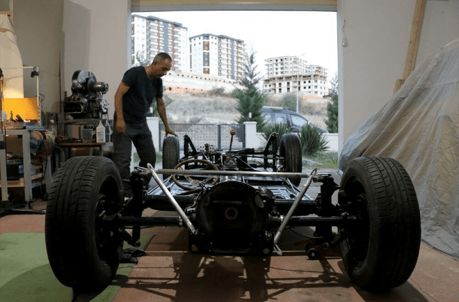 İlaç mümessili, hobisinin peşinden gitti: Klasik otomobilleri restore ediyor - 1