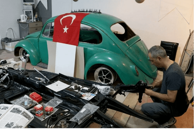 İlaç mümessili, hobisinin peşinden gitti: Klasik otomobilleri restore ediyor - 2