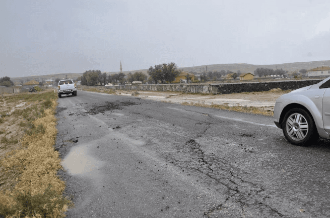 AFAD inceleme başlattı: Konya'da yağmur sonrası dev yarıklar oluştu - 9