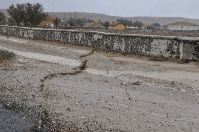 AFAD inceleme başlattı: Konya'da yağmur sonrası dev yarıklar oluştu - 5