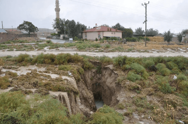 AFAD inceleme başlattı: Konya'da yağmur sonrası dev yarıklar oluştu - 3