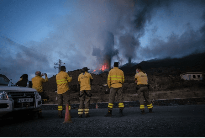 Kanarya Adaları'ndaki Cumbre Vieja yanardağı faaliyete geçti: 5 bin kişi tahliye ediliyor - 4