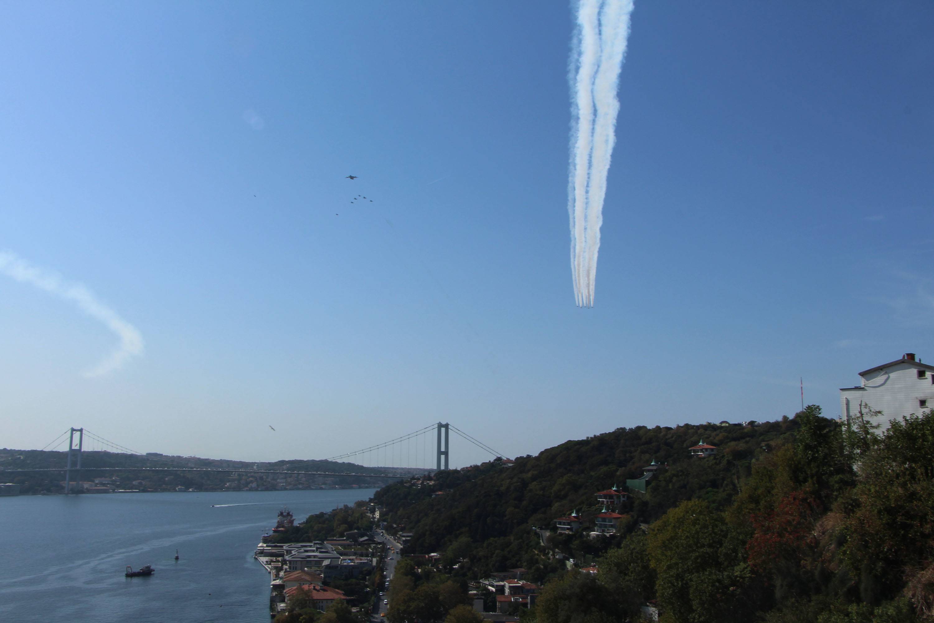 TEKNOFEST öncesi İstanbul Boğazı'nda Türk Yıldızları'ndan selamlama uçuşu - 6
