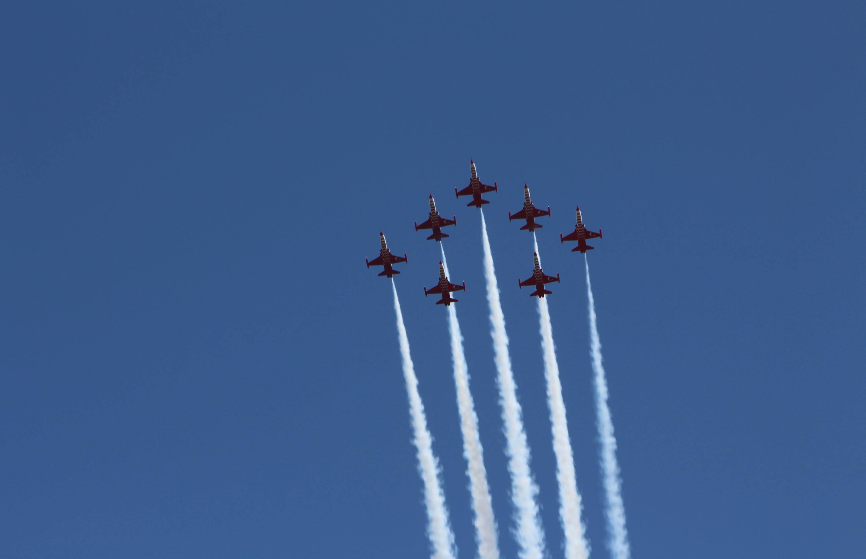 TEKNOFEST öncesi İstanbul Boğazı'nda Türk Yıldızları'ndan selamlama uçuşu - 3