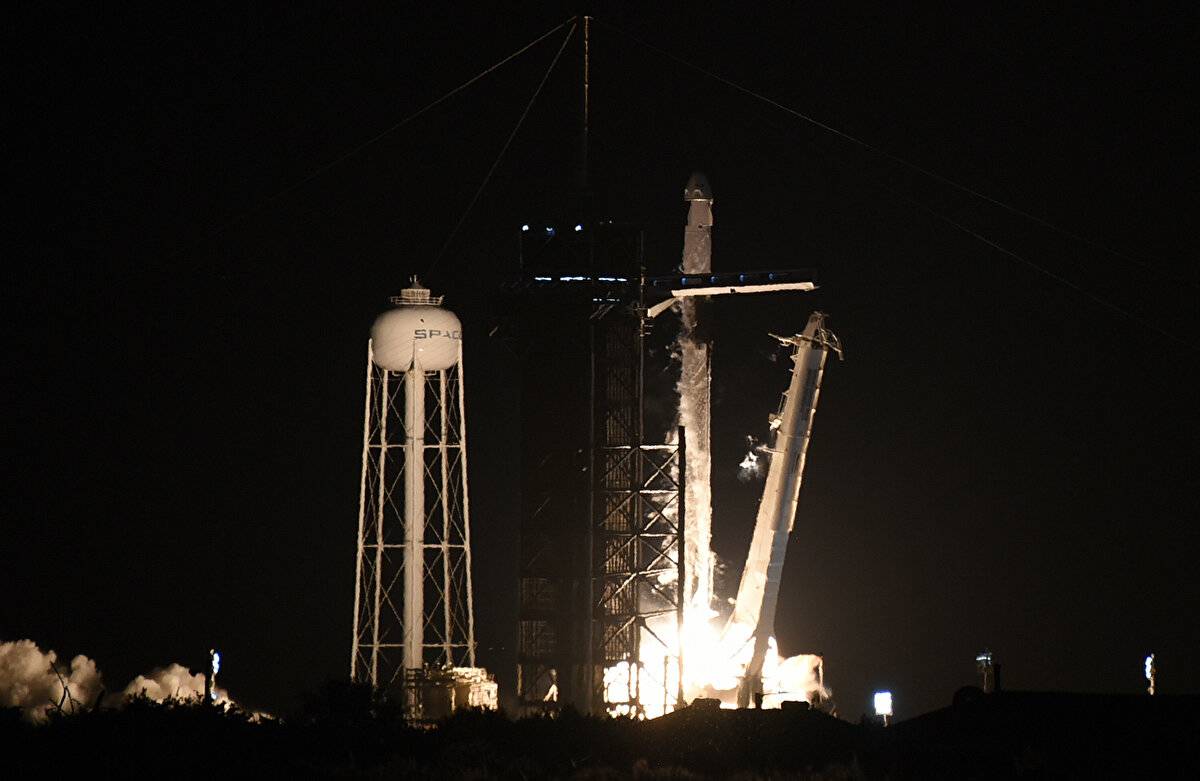 Uzay turizminde büyük adım: SpaceX 4 yolcuyu üç günlük uzay gezisine gönderdi - 1