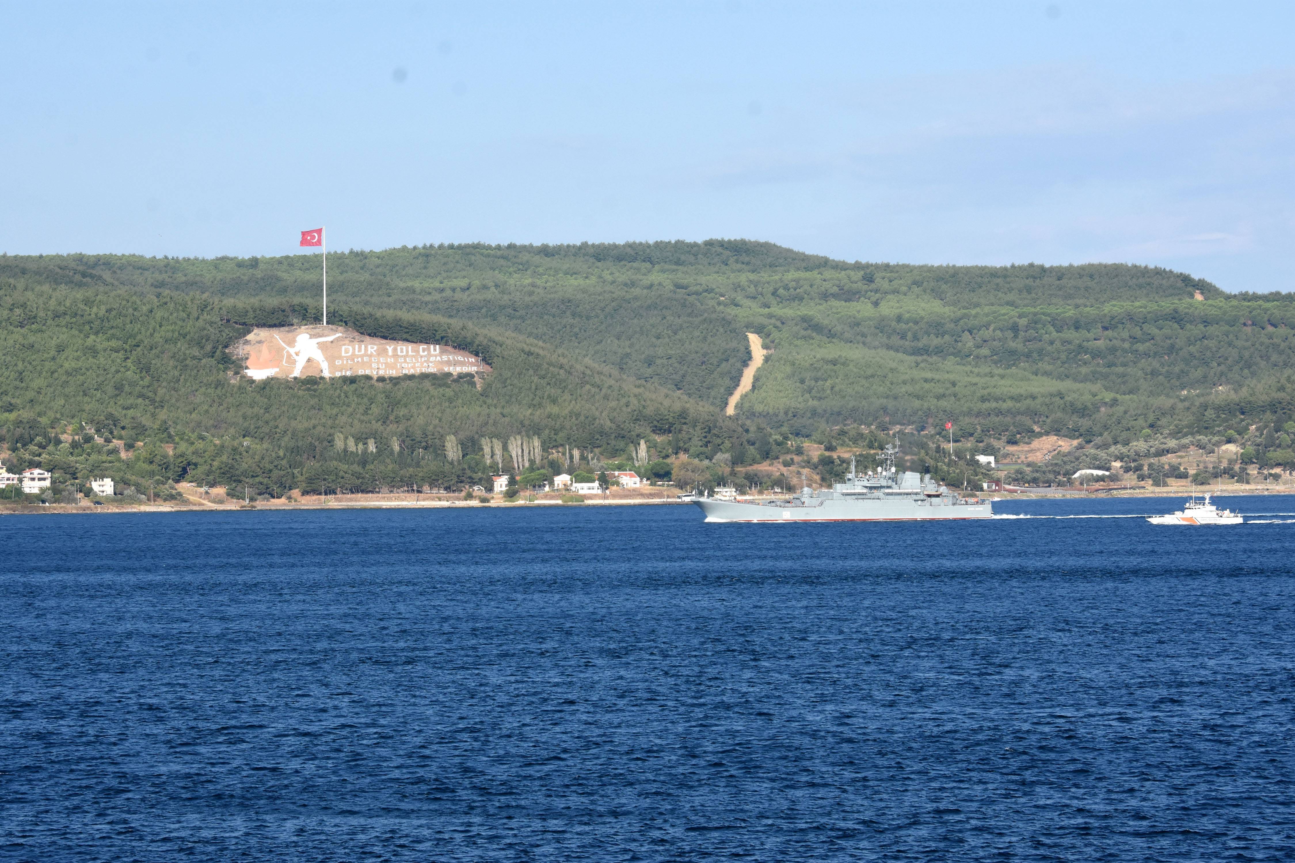 Rus savaş gemisi, Çanakkale Boğazı'ndan geçti - 1