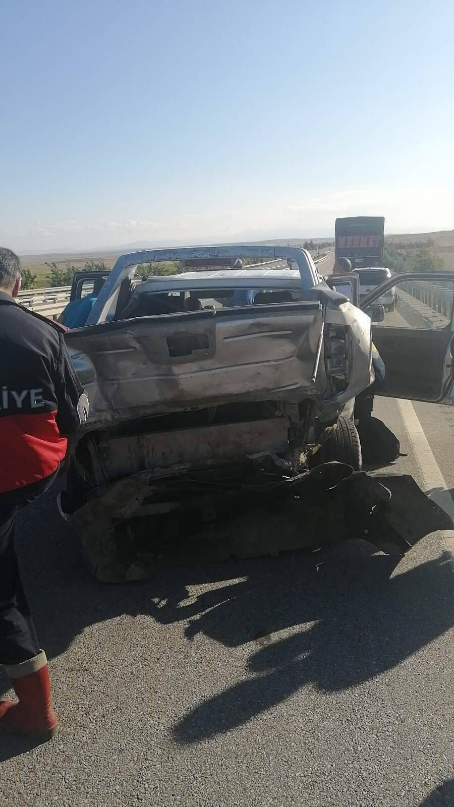 Eskişehir'de, kamyonete çarpan hafif ticari araçtaki 2 kişi öldü - 3