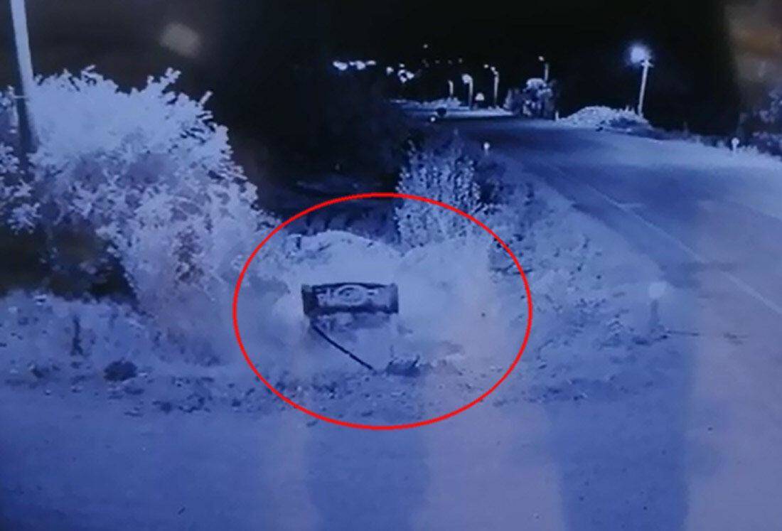 Hafif ticari araç çukura düşüp ters döndü - 86226