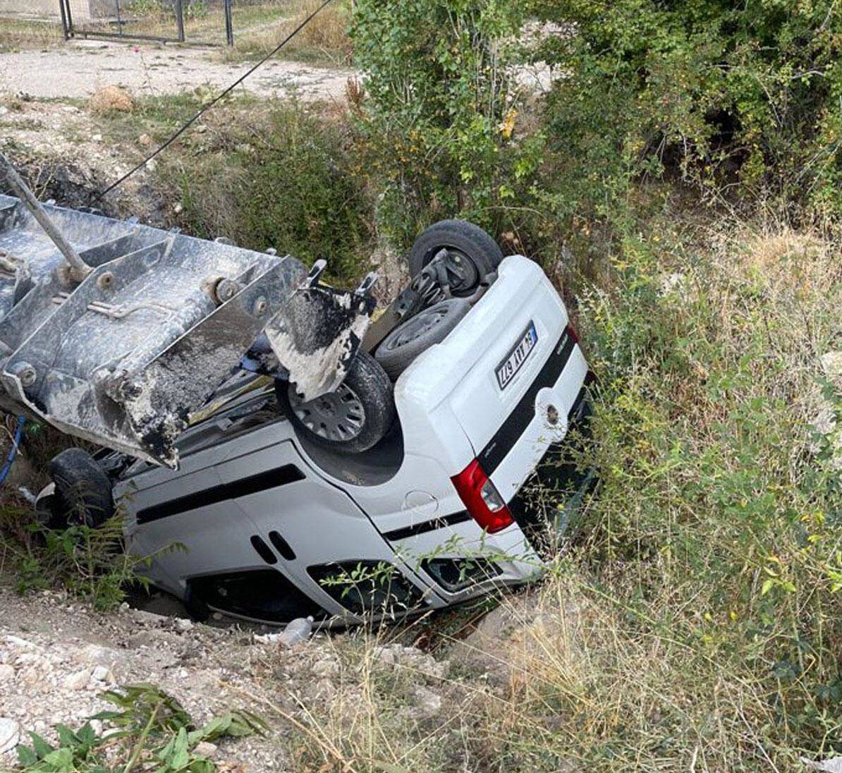 Hafif ticari araç çukura düşüp ters döndü - 2