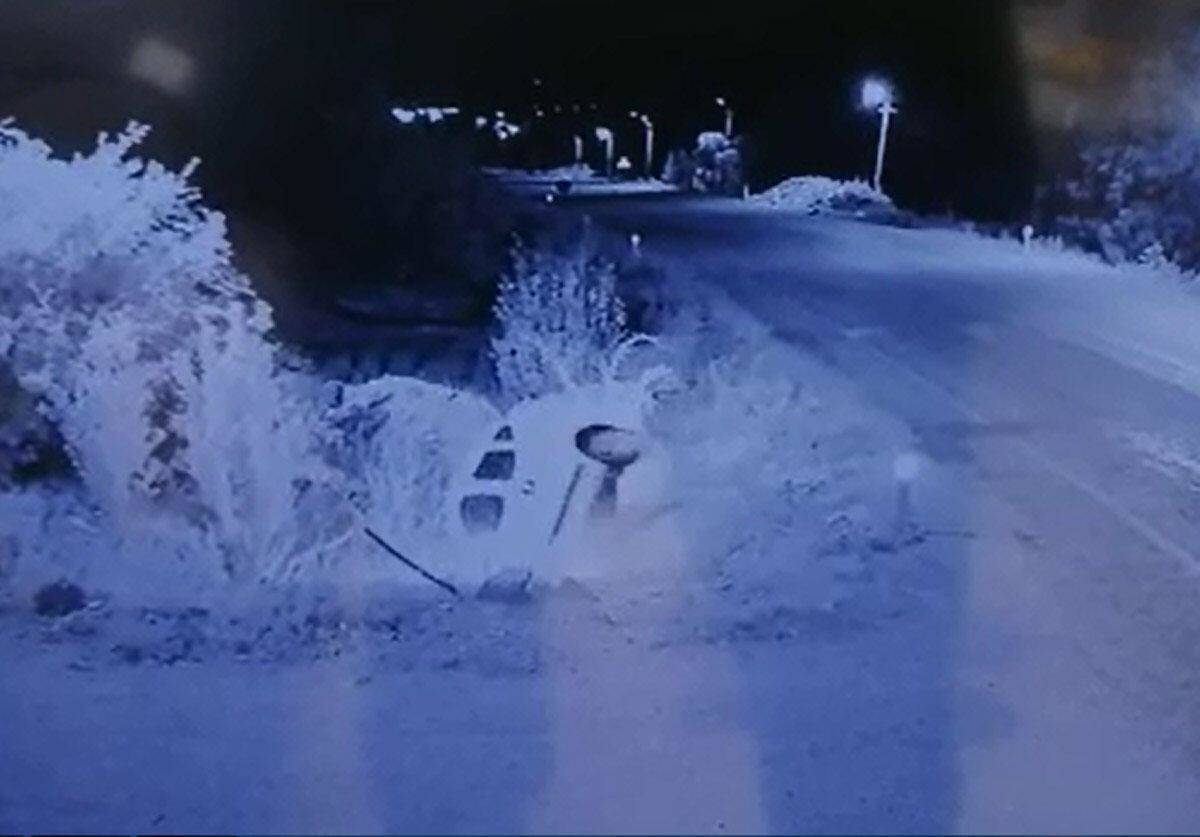 Hafif ticari araç çukura düşüp ters döndü - 86228