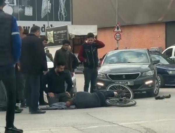 Otomobille çarptığı bisikletlinin başında ambulansı bekledi - 86284