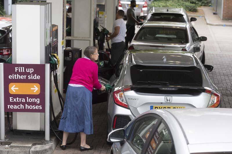 Fotoğraflar İngiltere'den! Kuyruğun sonu görünmedi - 3