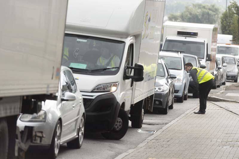 Fotoğraflar İngiltere'den! Kuyruğun sonu görünmedi - 5