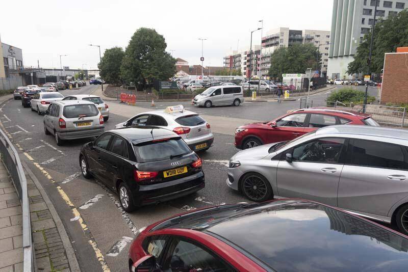 Fotoğraflar İngiltere'den! Kuyruğun sonu görünmedi - 11