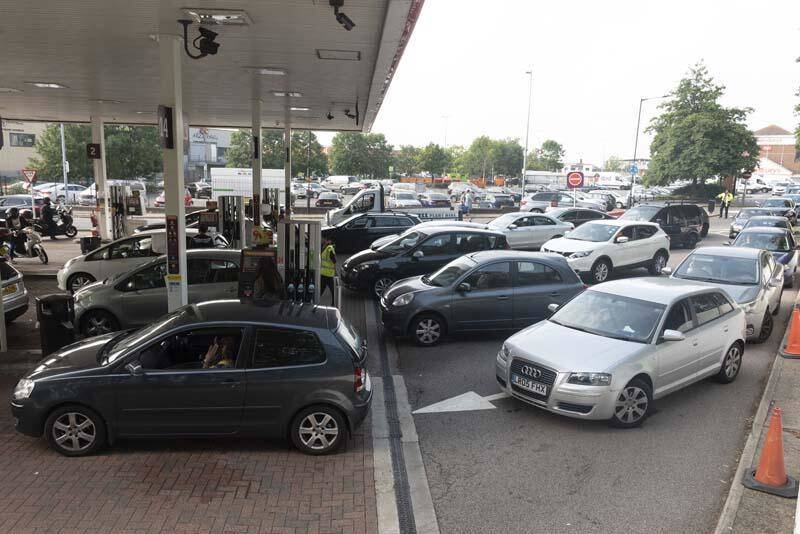 Fotoğraflar İngiltere'den! Kuyruğun sonu görünmedi - 1