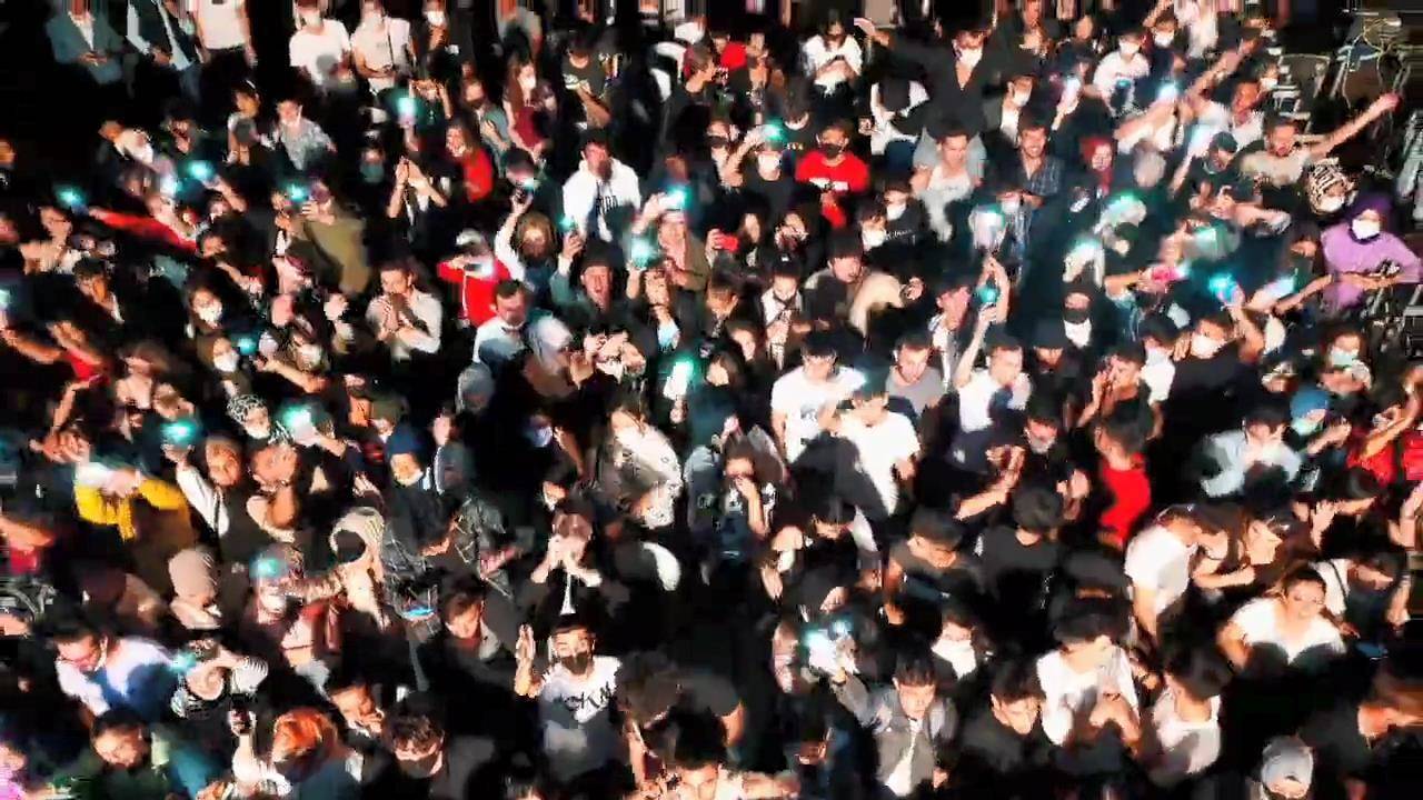 Ne maske var ne de mesafe! 'Kırmızı' renkteki ilden tepki çeken görüntüler - 5