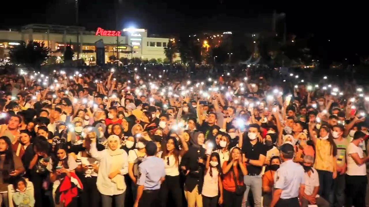 Ne maske var ne de mesafe! 'Kırmızı' renkteki ilden tepki çeken görüntüler - 2