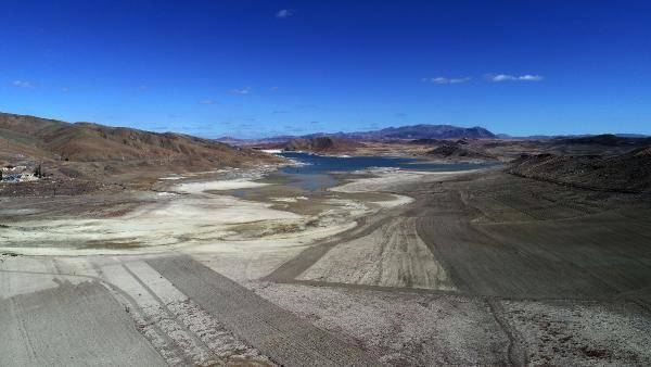Karacalar Barajı'nın suyu 300 metre çekildi, zemin tarım arazisine dönüştü - 3