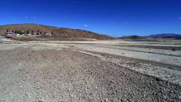 Karacalar Barajı'nın suyu 300 metre çekildi, zemin tarım arazisine dönüştü - 6