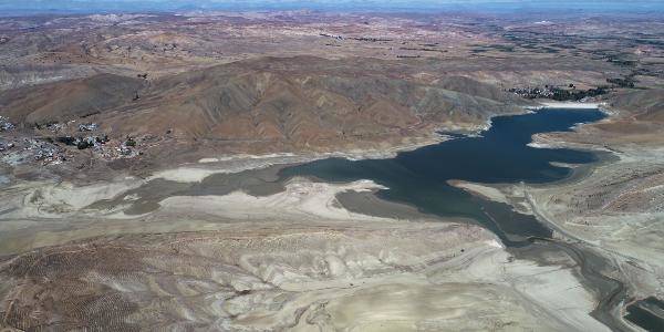 Karacalar Barajı'nın suyu 300 metre çekildi, zemin tarım arazisine dönüştü - 2