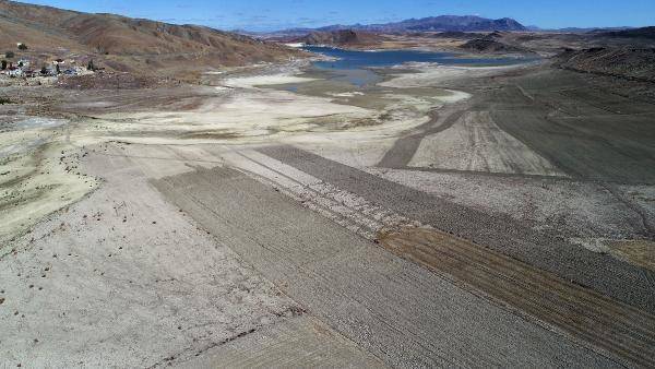 Karacalar Barajı'nın suyu 300 metre çekildi, zemin tarım arazisine dönüştü - 1