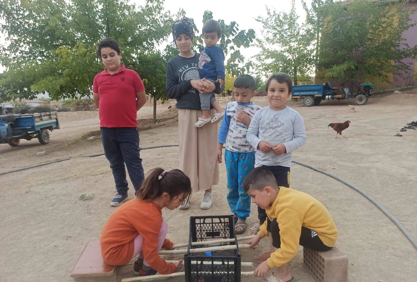 Çocuklar için meyve kasasından langırt yaptı - 1