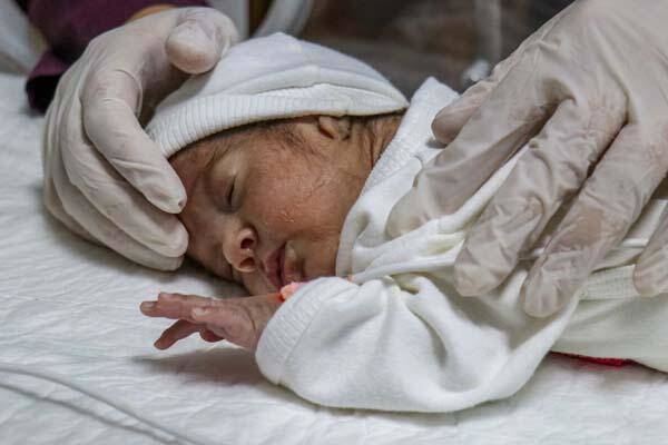 Annesi COVID-19'dan ölen prematüre bebeğe başka anneler süt veriyor - 3