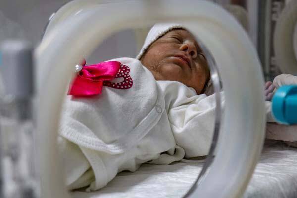 Annesi COVID-19'dan ölen prematüre bebeğe başka anneler süt veriyor - 4