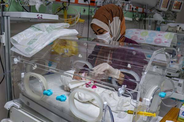 Annesi COVID-19'dan ölen prematüre bebeğe başka anneler süt veriyor - 1