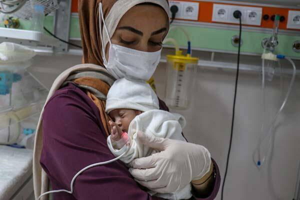 Annesi COVID-19'dan ölen prematüre bebeğe başka anneler süt veriyor - 2