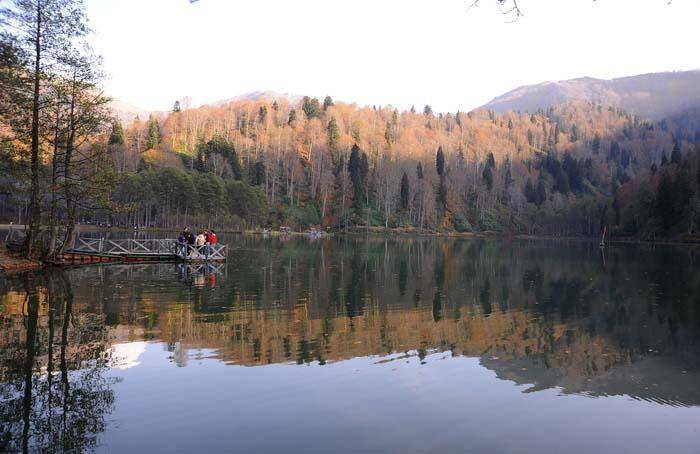 Doğa harikası Borçka Karagöl ziyaretçilerini sonbahar renkleriyle ağırlıyor - 10