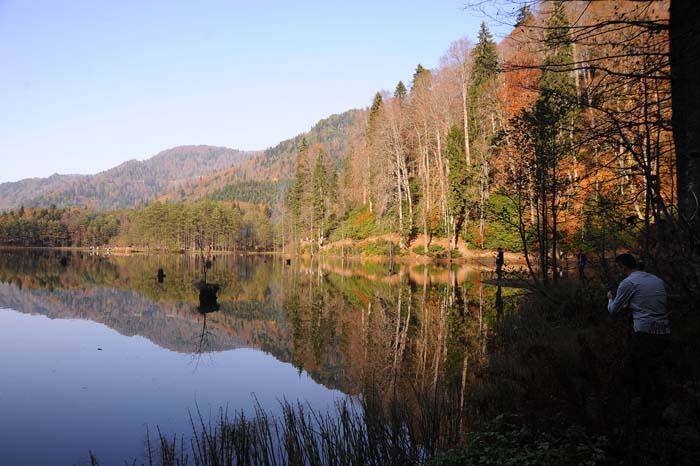 Doğa harikası Borçka Karagöl ziyaretçilerini sonbahar renkleriyle ağırlıyor - 6