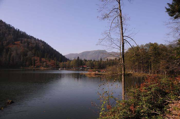 Doğa harikası Borçka Karagöl ziyaretçilerini sonbahar renkleriyle ağırlıyor - 1