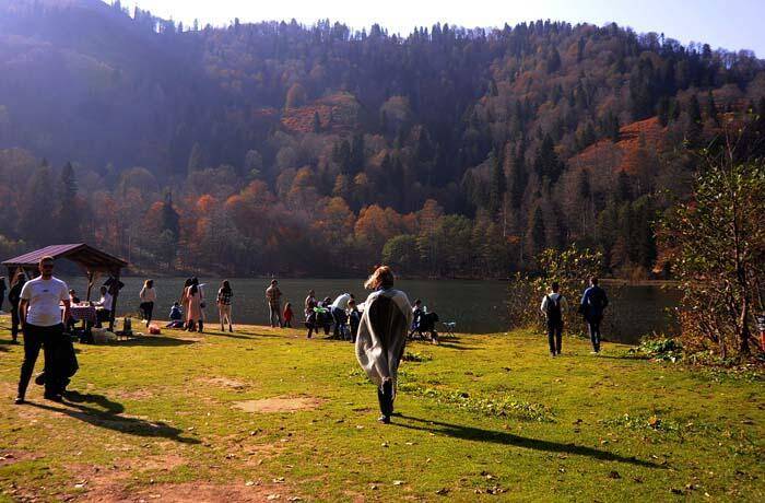 Doğa harikası Borçka Karagöl ziyaretçilerini sonbahar renkleriyle ağırlıyor - 11