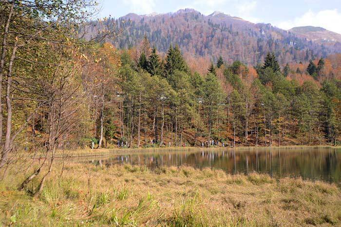 Doğa harikası Borçka Karagöl ziyaretçilerini sonbahar renkleriyle ağırlıyor - 7