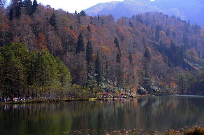 Doğa harikası Borçka Karagöl ziyaretçilerini sonbahar renkleriyle ağırlıyor - 4