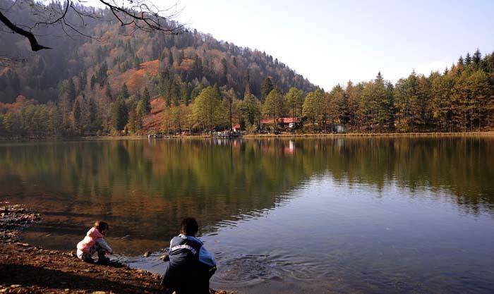 Doğa harikası Borçka Karagöl ziyaretçilerini sonbahar renkleriyle ağırlıyor - 12