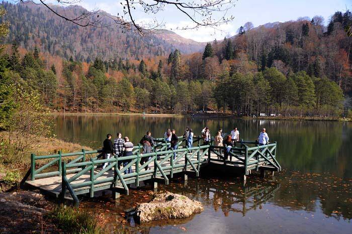 Doğa harikası Borçka Karagöl ziyaretçilerini sonbahar renkleriyle ağırlıyor - 2