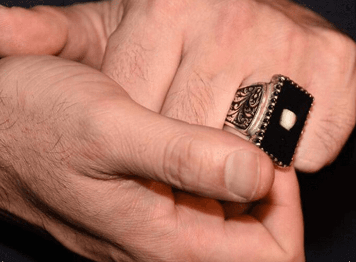 Oğlunun süt dişini yüzüğünde taşıyor - 3