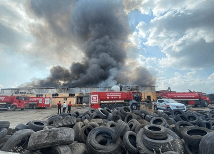 Plastik ve geri dönüşüm fabrikalarında yangın sonrası 'zehir' tehlikesi - 1