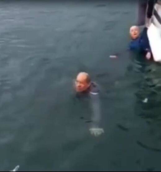 El ele tutuşup denize atlayan çifti vatandaşlar kurtardı - 6