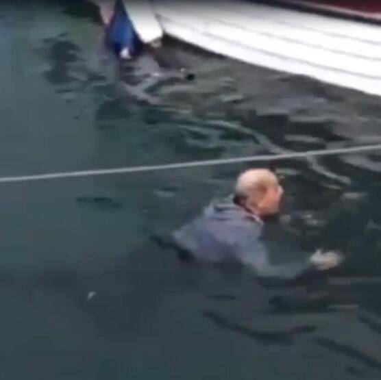 El ele tutuşup denize atlayan çifti vatandaşlar kurtardı - 5