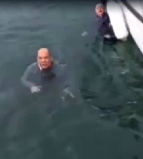 El ele tutuşup denize atlayan çifti vatandaşlar kurtardı - 3