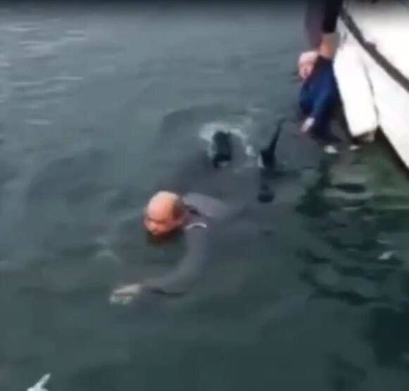 El ele tutuşup denize atlayan çifti vatandaşlar kurtardı - 2